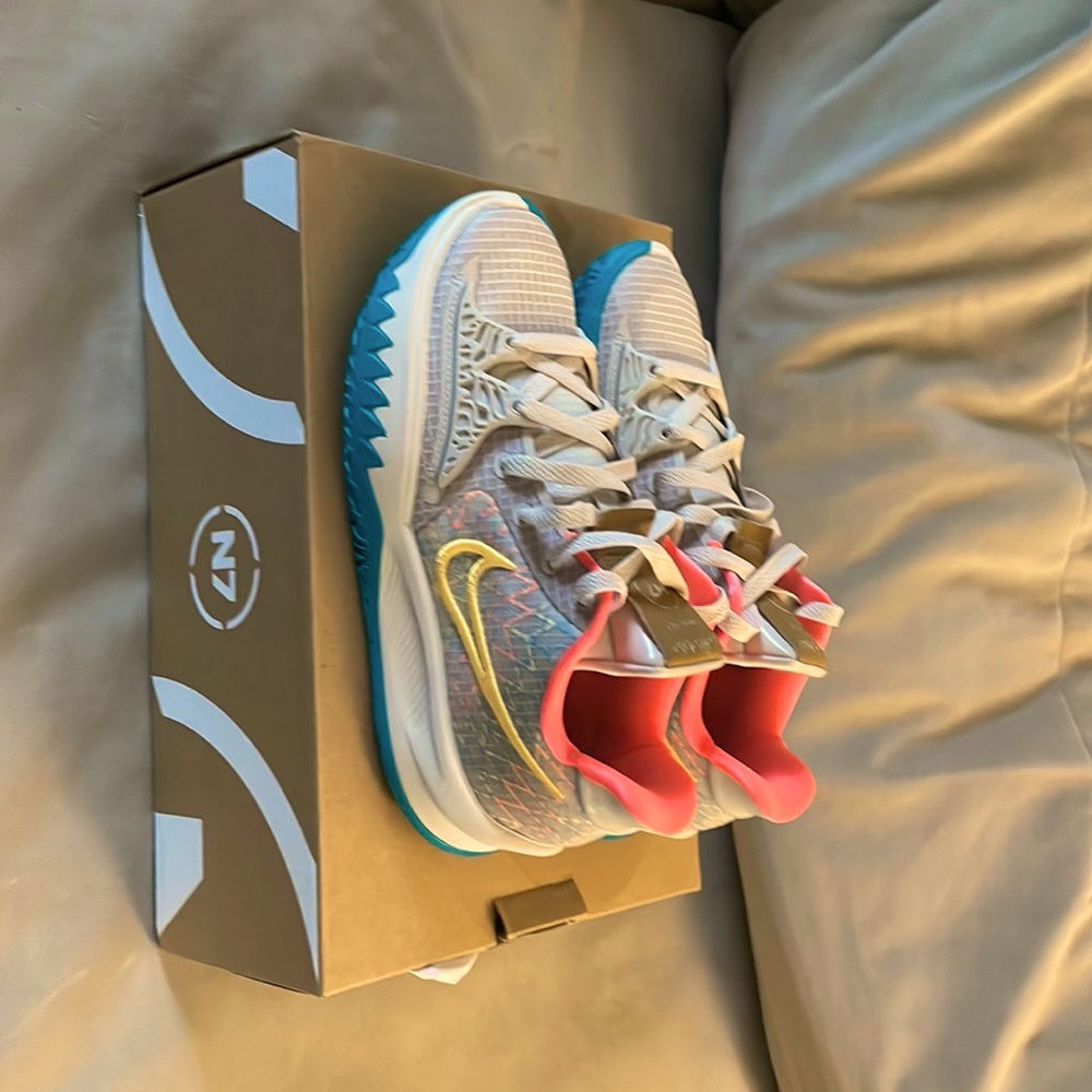 Kyrie Low 4         Mens: Size 7.     Women’s: Size 8.5